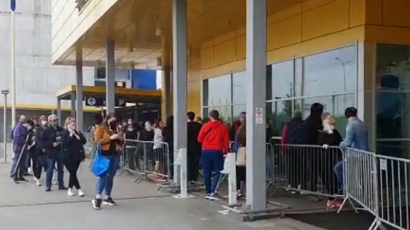 Lidé čekali před Ikeou ve frontách již od sedmi ráno